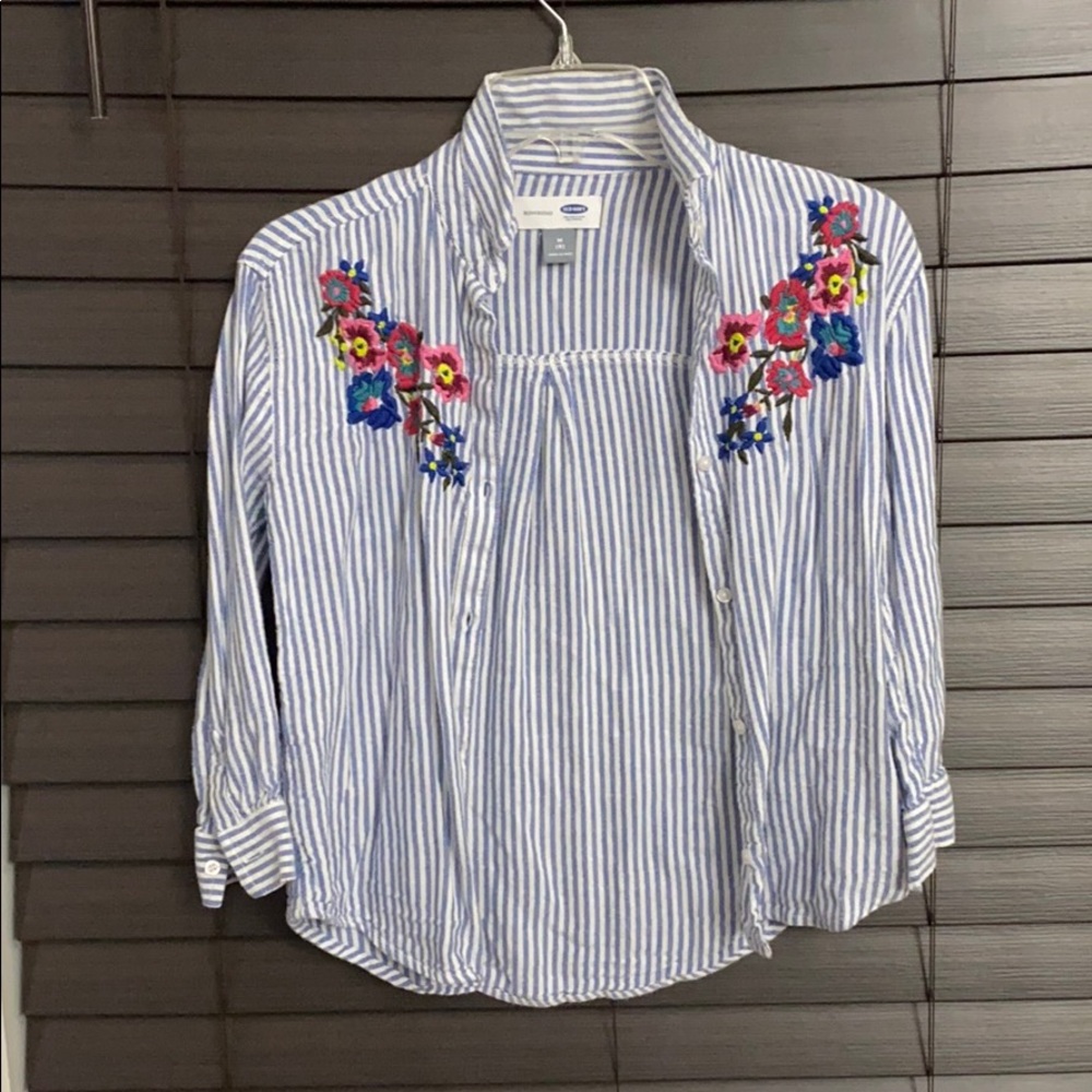 Cute button up shirt!